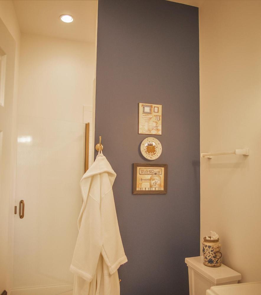 Queen Room interior